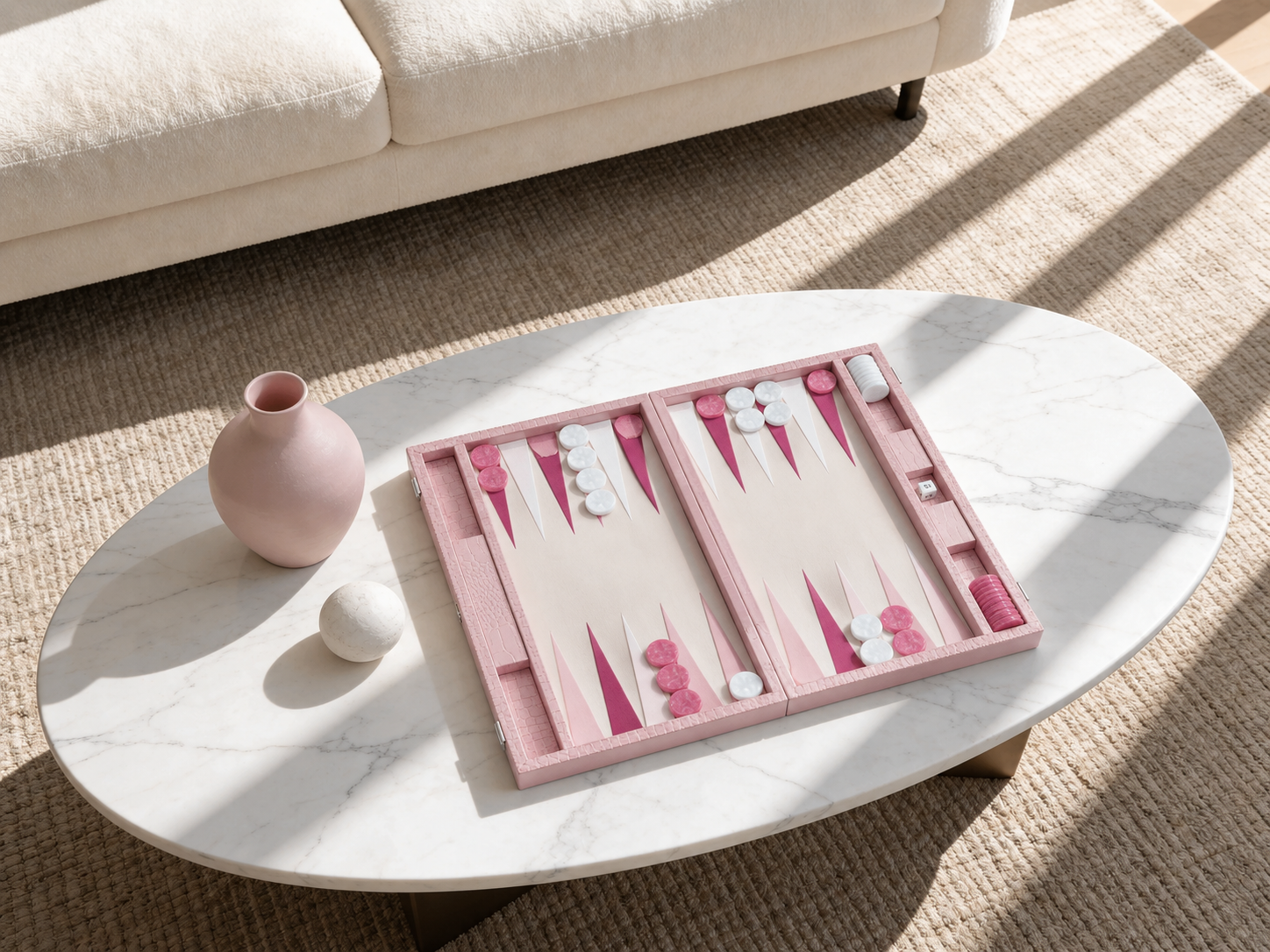 Backgammon Le Signature rose, mise en scène dans un salon