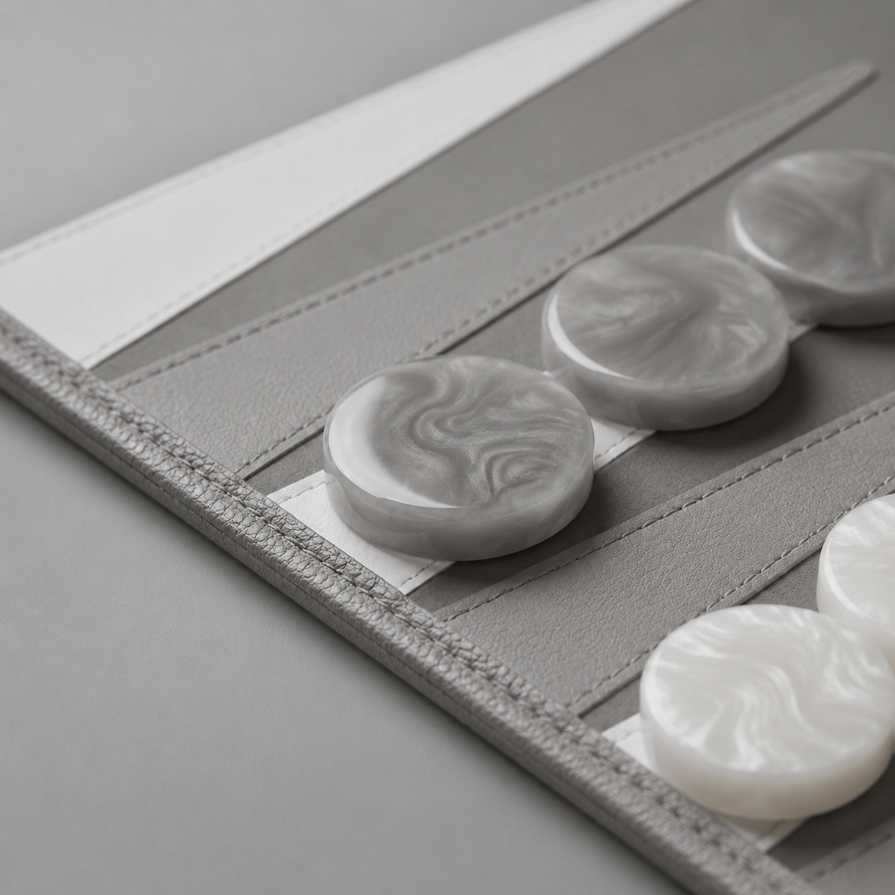 Backgammon Le Voyage gris, détail des pions