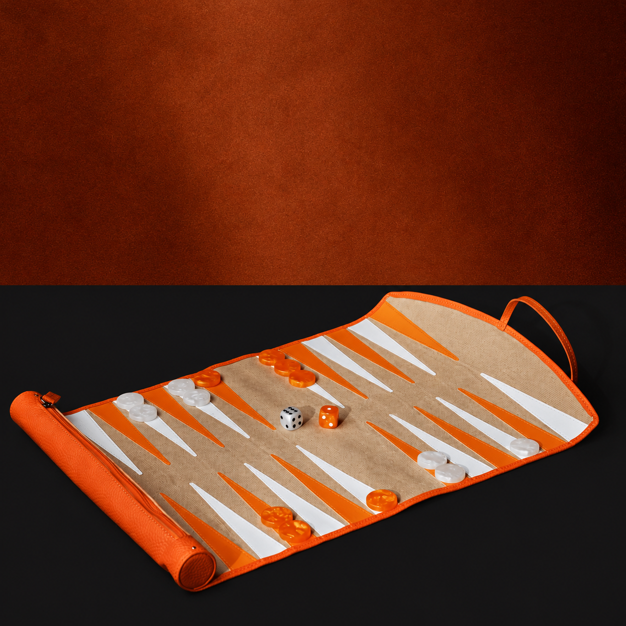 Backgammon Le Voyage orange, vue en angle sur lin