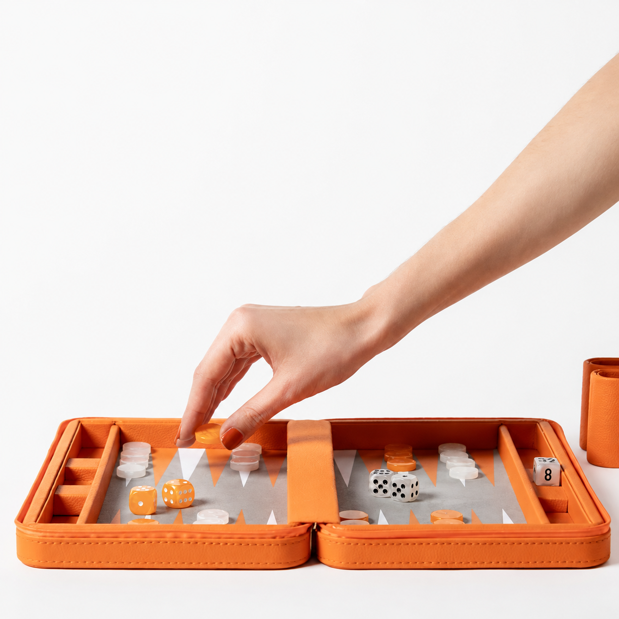 Backgammon L'Essentiel orange, tenu en main