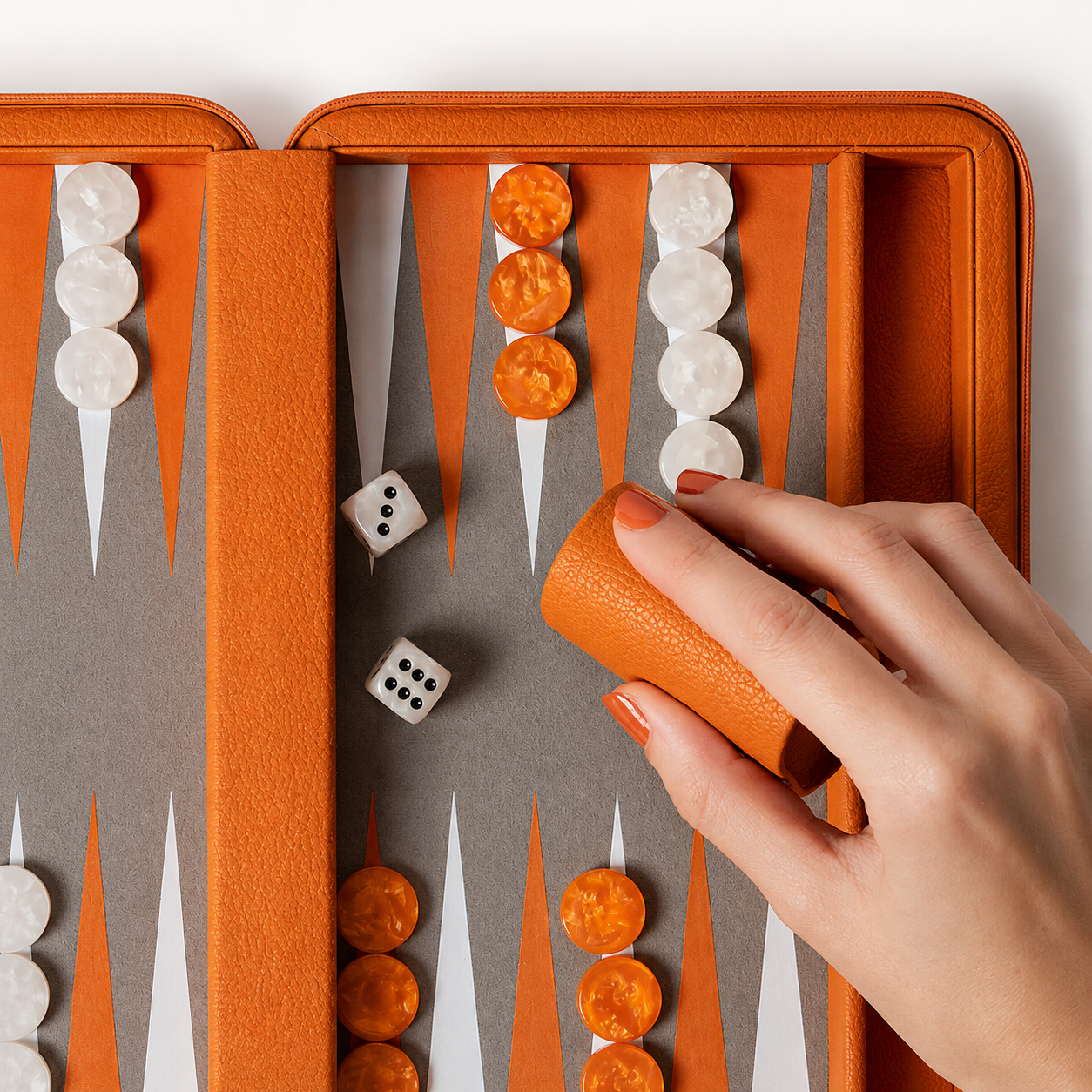 Backgammon L'Essentiel orange, détail de l'étui en main